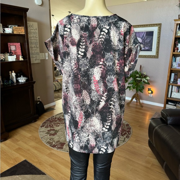 MPH Collection multicolored short sleeve Vneck blouse-size 1X - Picture 8 of 9